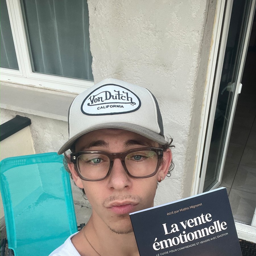 Élève de Human First Selling avec le livre La vente émotionnelle
