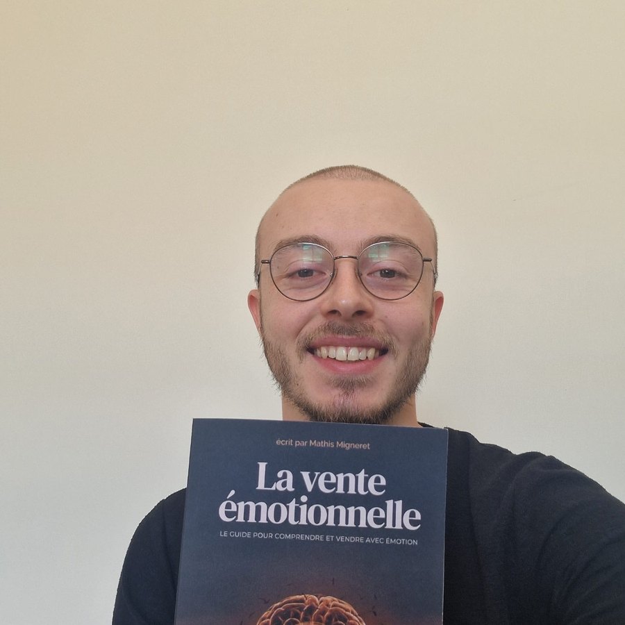 Élève de Human First Selling avec le livre La vente émotionnelle