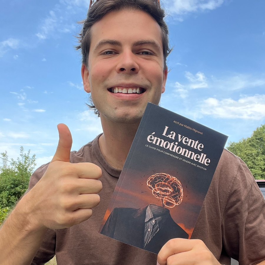 Élève de Human First Selling avec le livre La vente émotionnelle