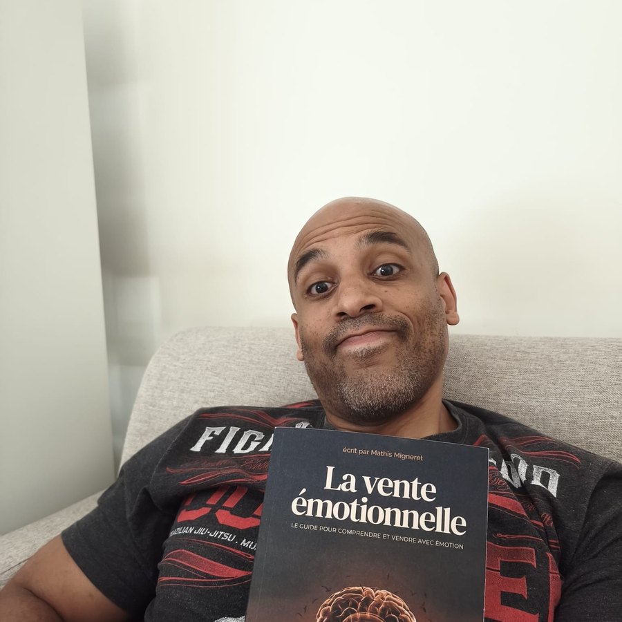 Élève de Human First Selling avec le livre La vente émotionnelle