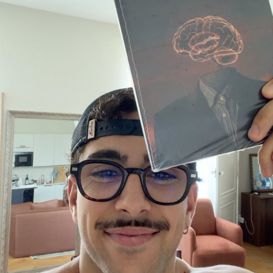 Élève de Human First Selling avec le livre La vente émotionnelle