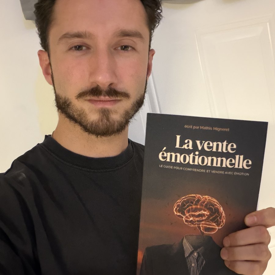 Élève de Human First Selling avec le livre La vente émotionnelle