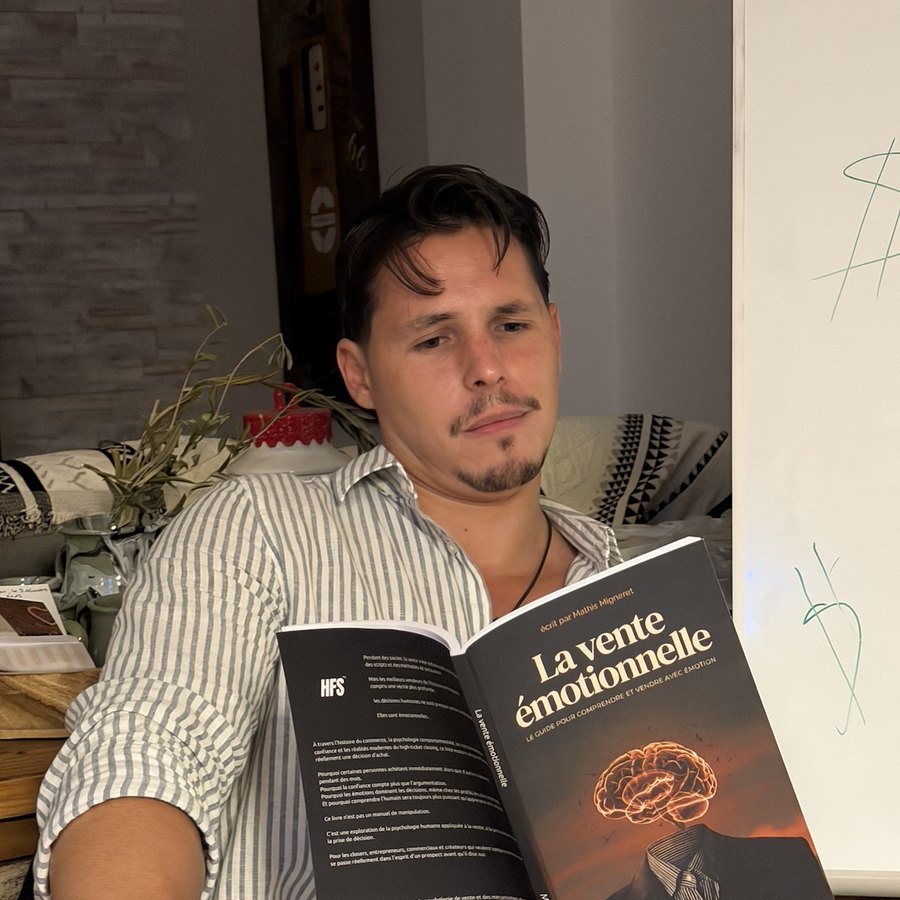 Élève de Human First Selling avec le livre La vente émotionnelle
