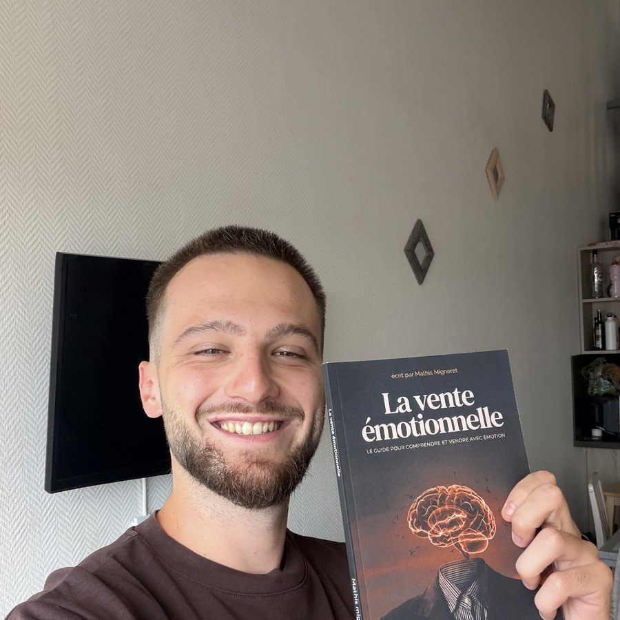 Élève de Human First Selling avec le livre La vente émotionnelle