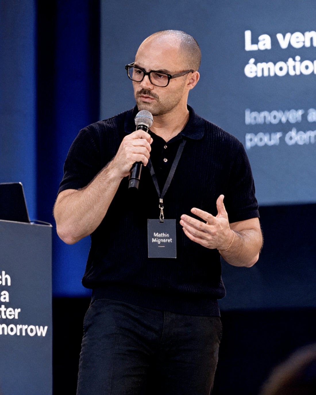 Mathis Migneret sur scène, en conférence sur la vente émotionnelle
